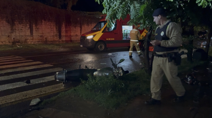 Grave acidente entre motos e carro deixa dois feridos em Campo Mourão