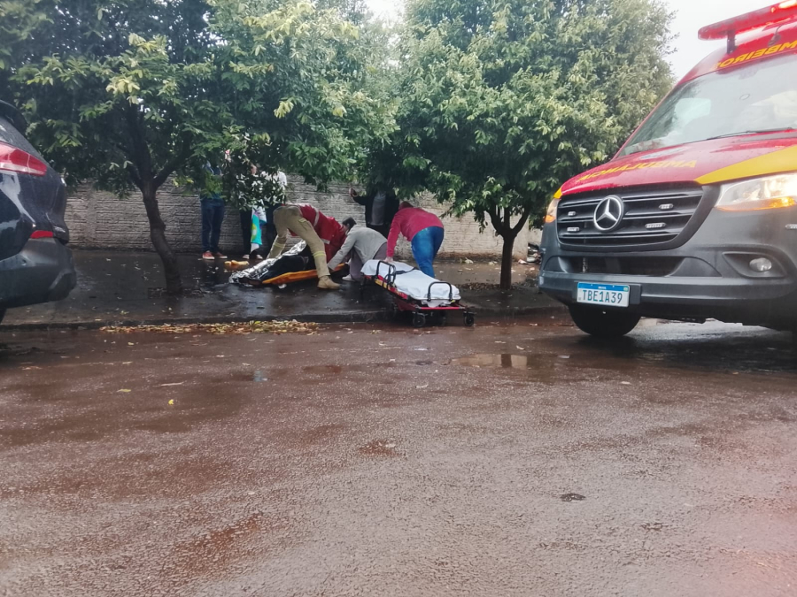 Colisão entre carro e moto deixa duas pessoas feridas no jardim Bandeirantes, em Campo Mourão
