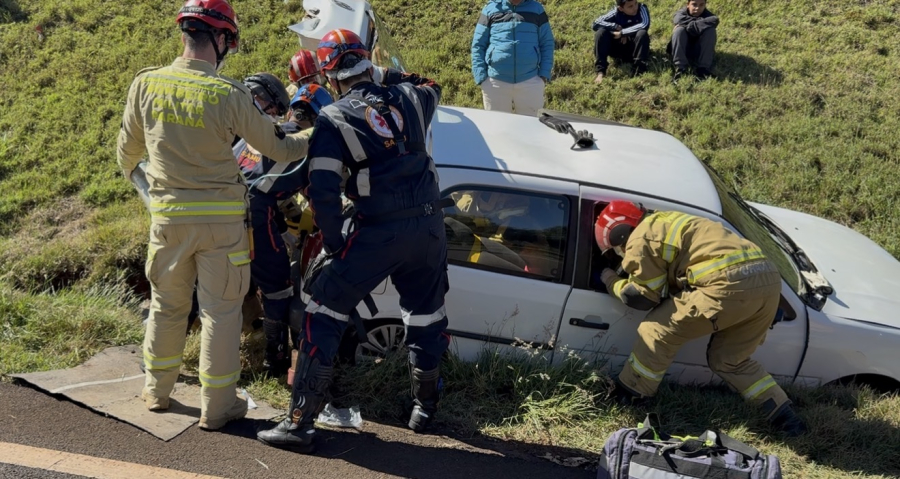 Carro sai da pista e bate contra barranco na PR-158 entre Campo Mourão e Peabiru; mulher fica gravemente ferida