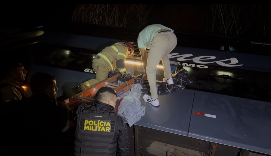 Ônibus de turismo tomba no anel viário de Campo Mourão com 67 ocupantes
