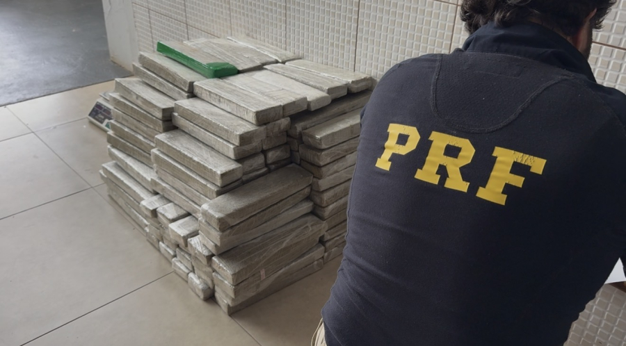 PRF apreende 153 quilos de maconha durante abordagem na BR-272 em Campo Mourão