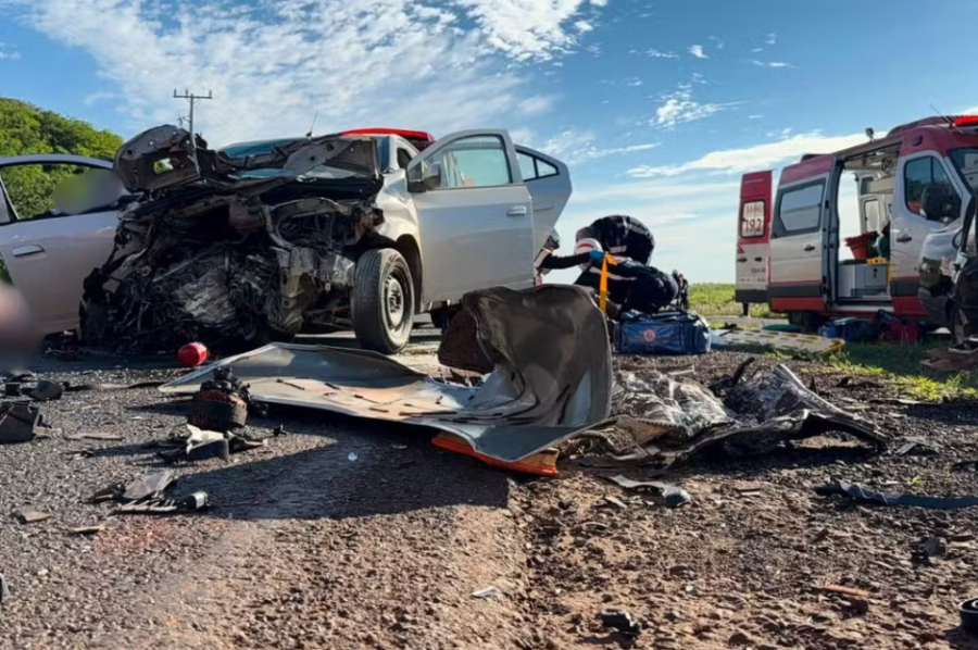 Passageiro morre após colisão frontal entre dois carros na PR-317, no Paraná