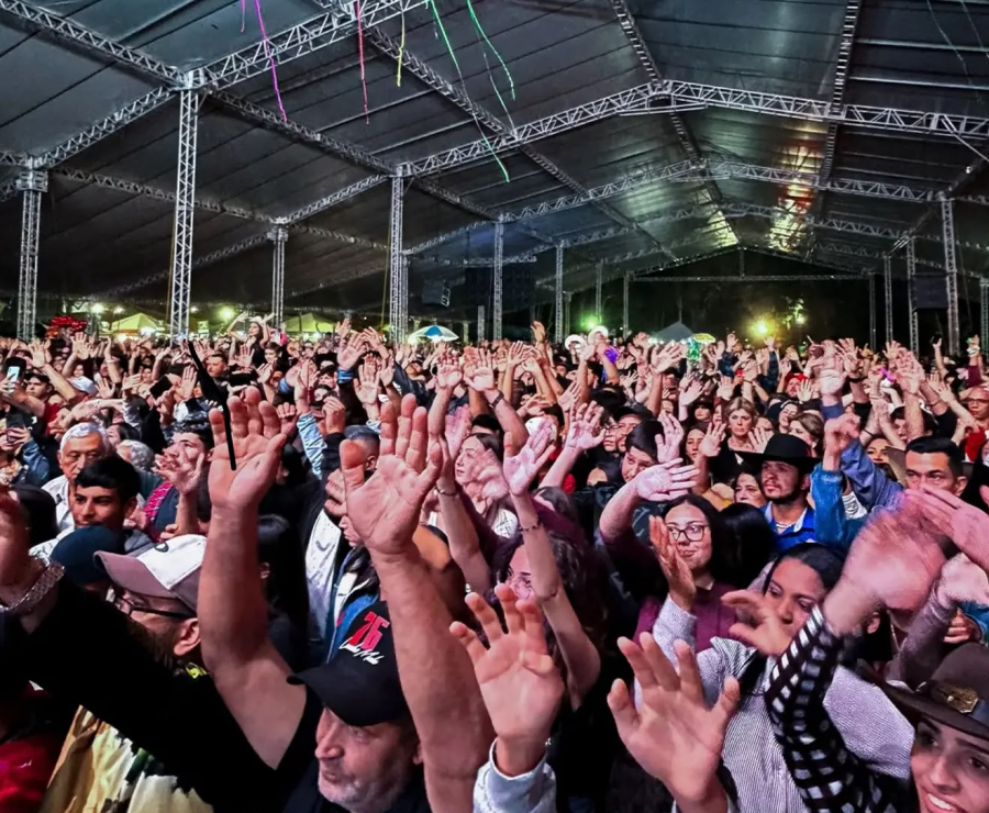 Antony e Gabriel embalam a segunda noite da 31ª Festa Nacional do Carneiro no Buraco