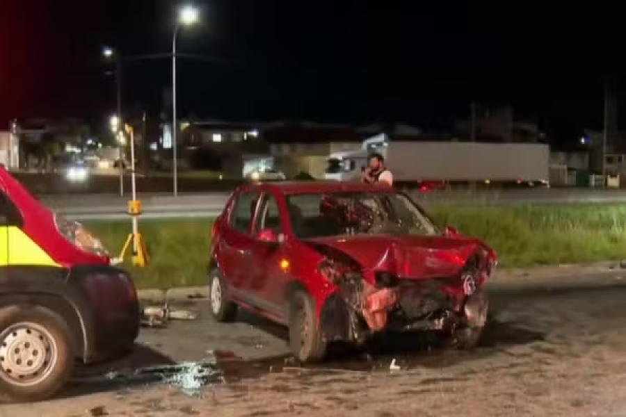 Oito pessoas ficam feridas em acidente; sete estavam no mesmo carro em Curitiba