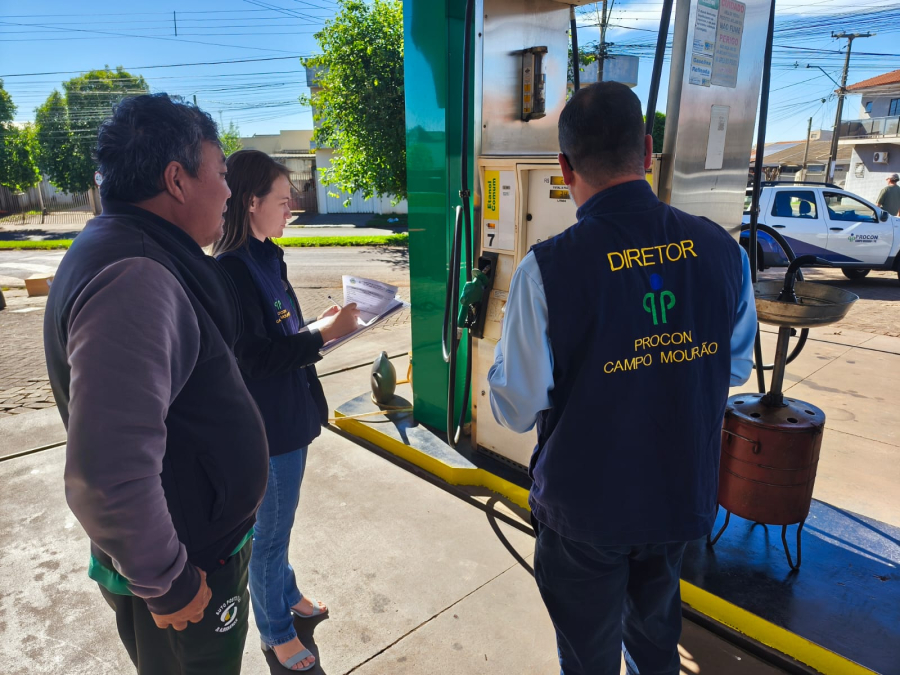 Procon fiscaliza combustíveis em postos de Campo Mourão e verifica qualidade dos produtos